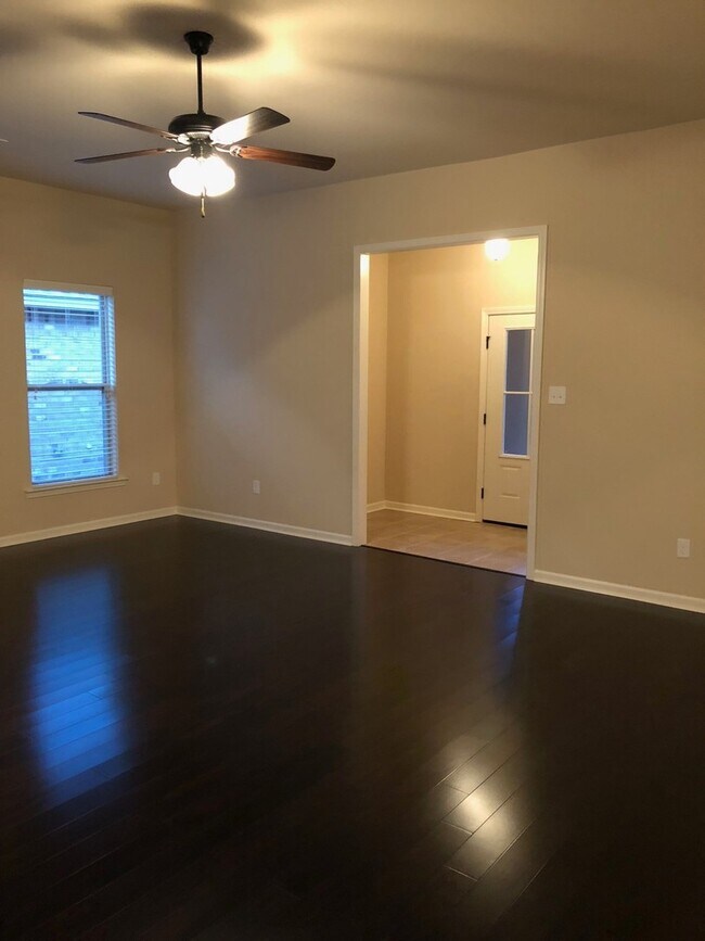 Foto del edificio - 3BD 2BA House in Hunters Trace Subdivision