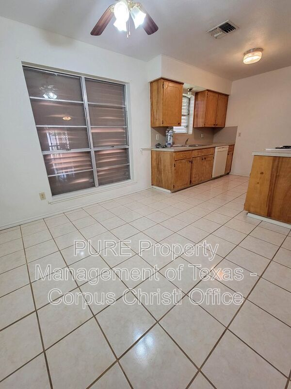 Building Photo - 741 Briston St
