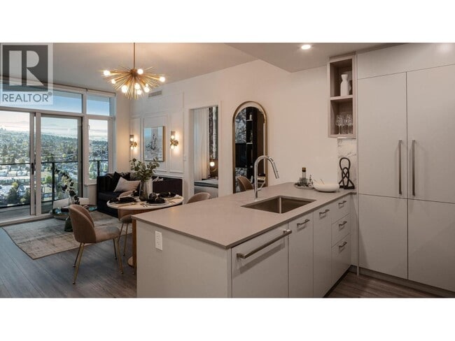 Photo du bâtiment - 6468 Willingdon Ave