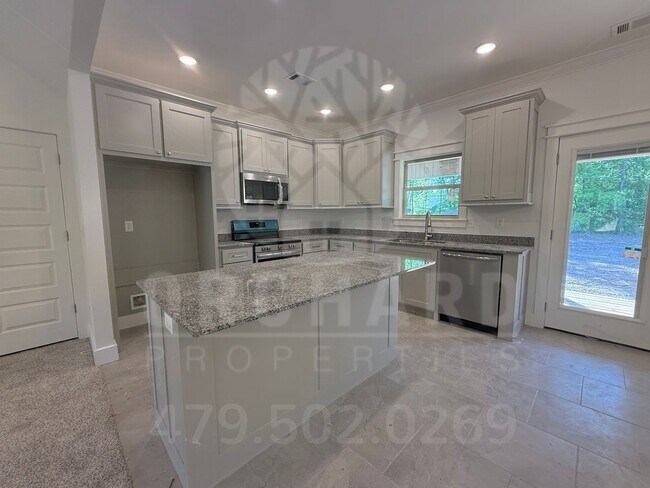 Building Photo - Single-Family Home- 2 Bed/ 2 Bath w/ Hobby...