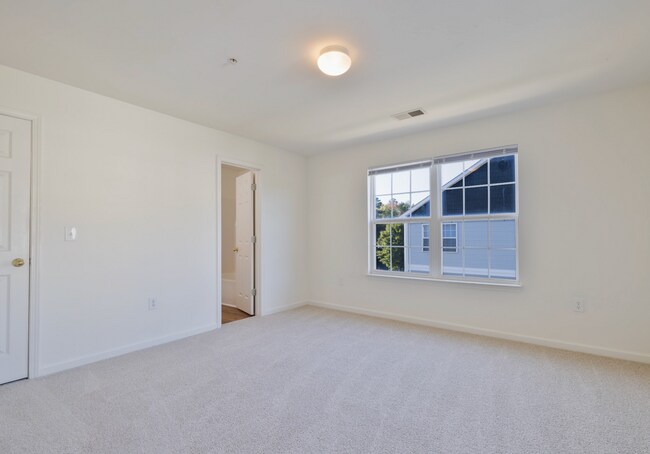 Foto del edificio - 3 Bedroom Apartment in University Village