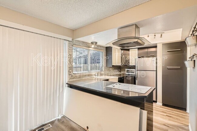 Foto del edificio - 588 S Carr St