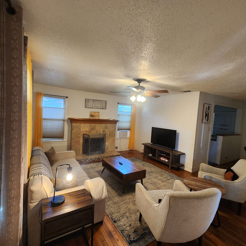 Primary Photo - 1743 W Huisache Ave