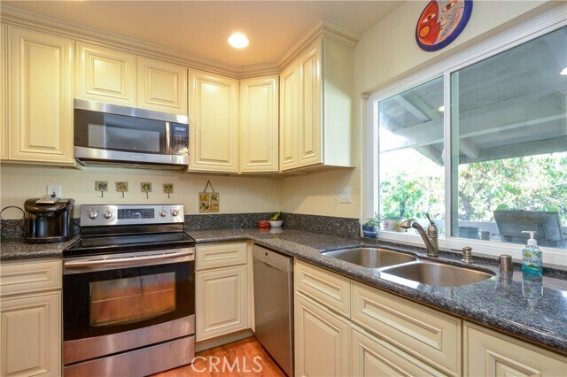 Foto del edificio - 23732 Hillhurst Dr