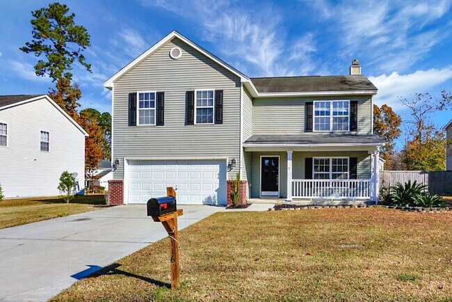 Building Photo - Spacious 4 BR, 2.5 BA Home, 2 Car Garage, ...