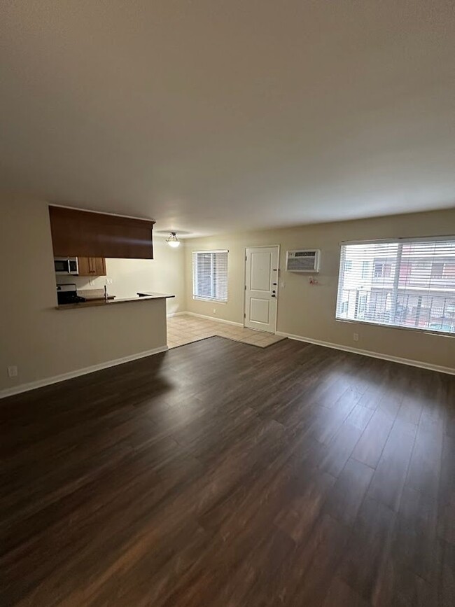 Foto del edificio - Spacious 1 Bedroom Winnetka Condominium fo...