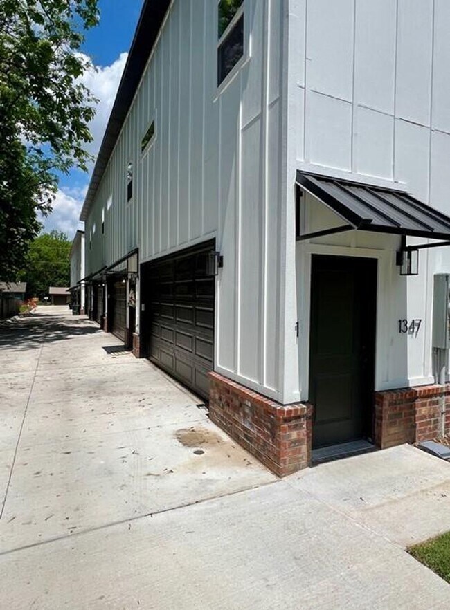 Building Photo - Nice modern 1 bed 1 bath apartment near Campus