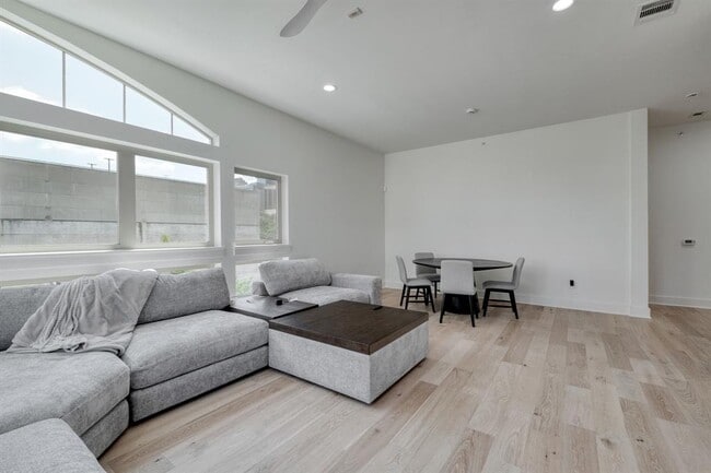 Building Photo - 908 Nueces St