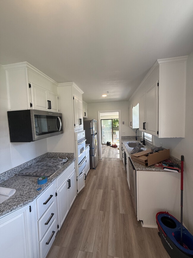 Building Photo - Room in House on Hand Cir