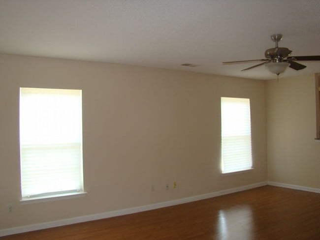 Building Photo - 1008 Lake Village Dr
