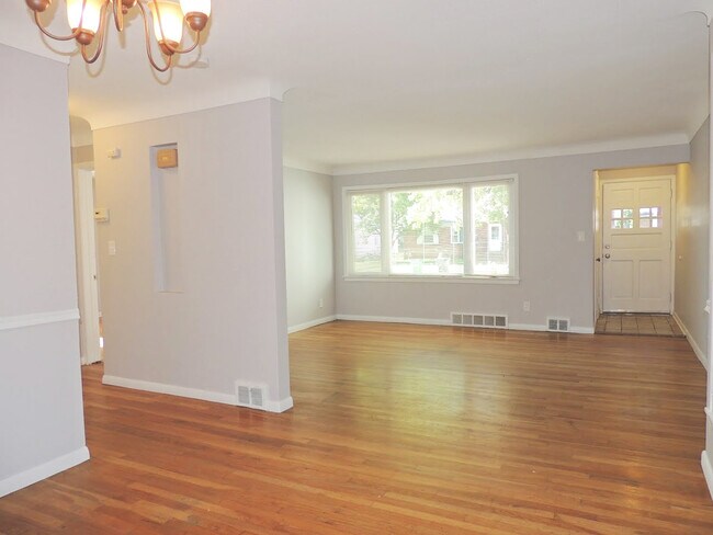 Foto del edificio - 2 Bed - 1 Bath Ranch for Rent in Willowick!
