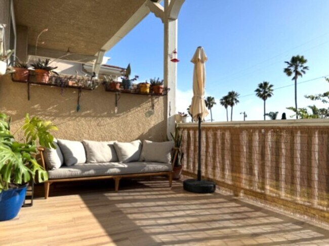 Building Photo - Furnished Multi-Level Townhome in South Redondo Beach – Available for 6–12 Months