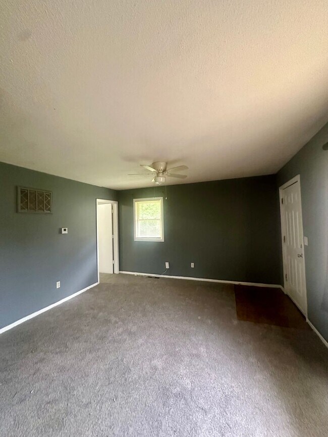 Building Photo - 410 NE Westwind Dr