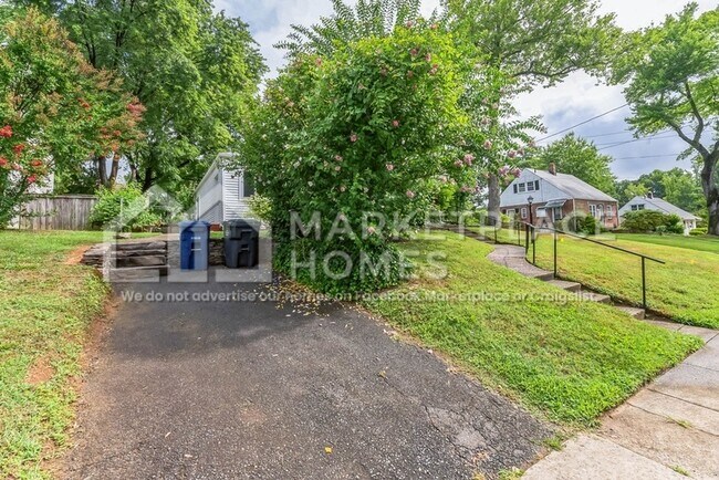 Foto del edificio - 7142 Roosevelt Ave