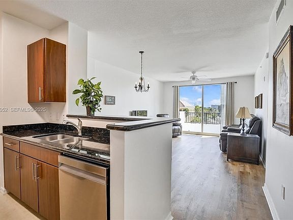 Foto del edificio - 2421 NE 65th St