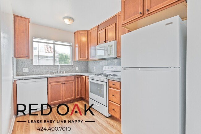 Building Photo - Lovely Three Bedroom with Sunny Windows, K...