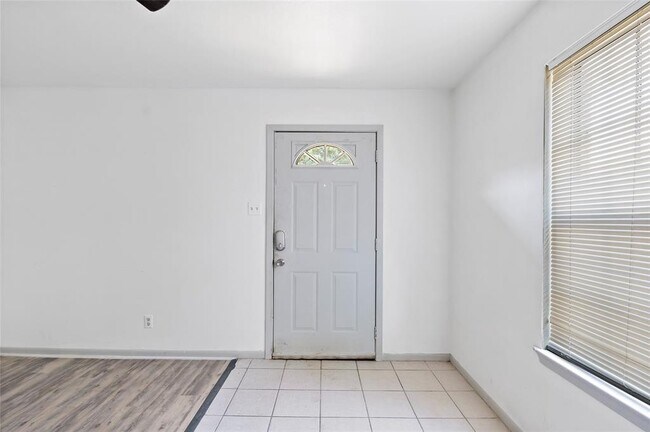 Building Photo - 2809 Sprucewood St