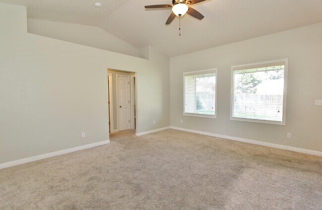 Foto del edificio - 705 Spruce Creek Dr
