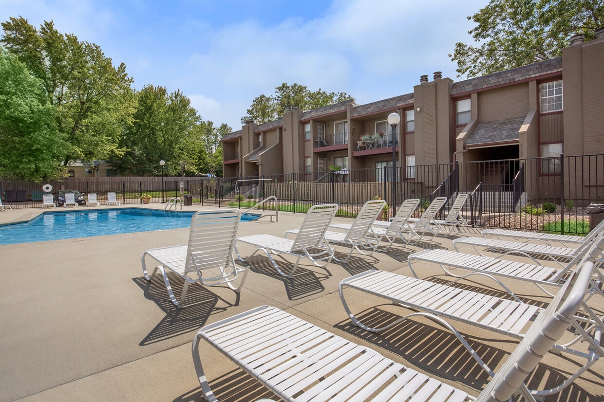 Fiesta Square Apartments & Townhomes Rentals in Overland Park at 9550