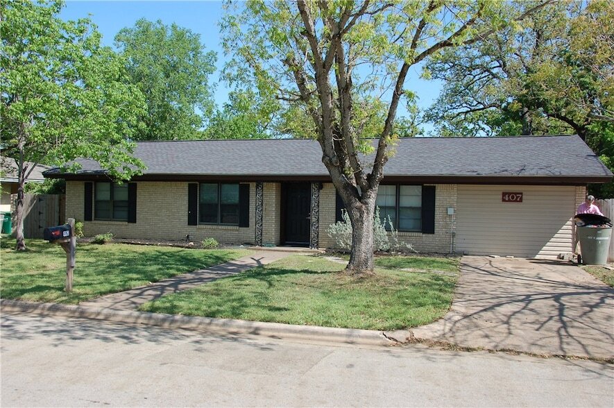 Primary Photo - 407 W Brookside Dr