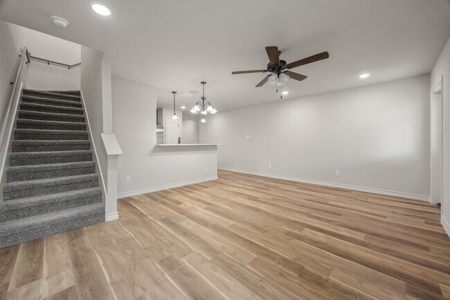 Building Photo - Luxury Townhome Living!