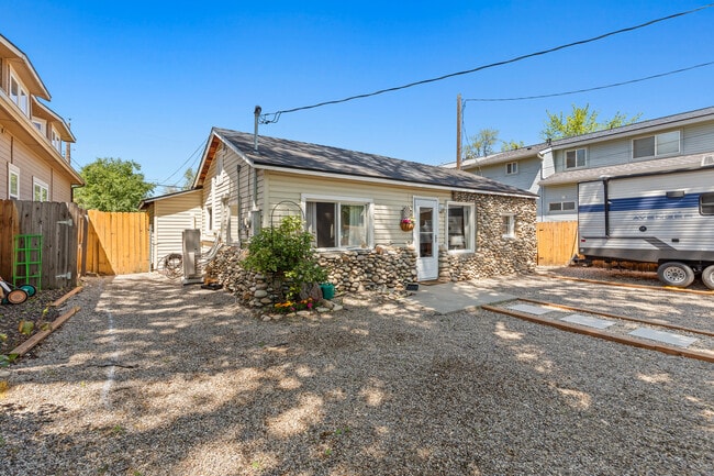 Building Photo - 1045 N Clithero Dr