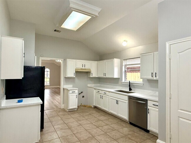 Foto del edificio - 5223 Mountain Forest Dr