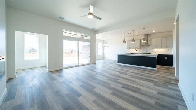 Building Photo - 6032 Dale Ave