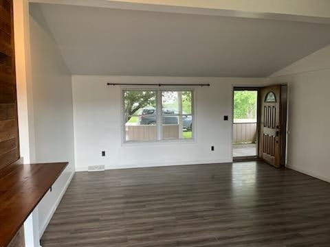 Foto del edificio - 56 Meadow Rd