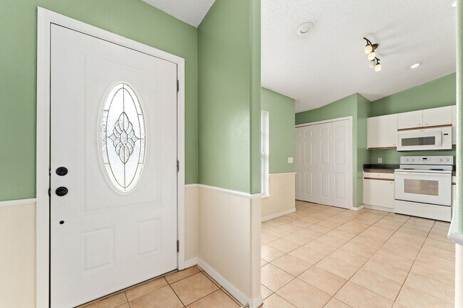 Foto del edificio - Charming 3-Bedroom, 2-Bath Home with Bonus Room in Poinciana!