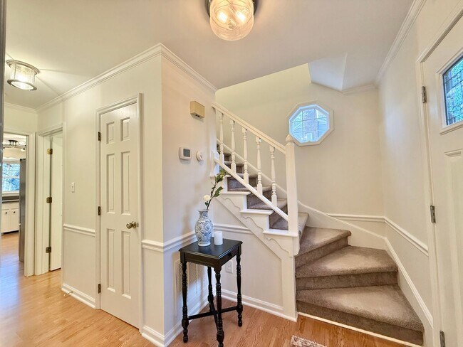 Foto del edificio - Updated 3BD, 2.5BA Raleigh Home with Modern Finishes and Fenced Yard in a Prime Location