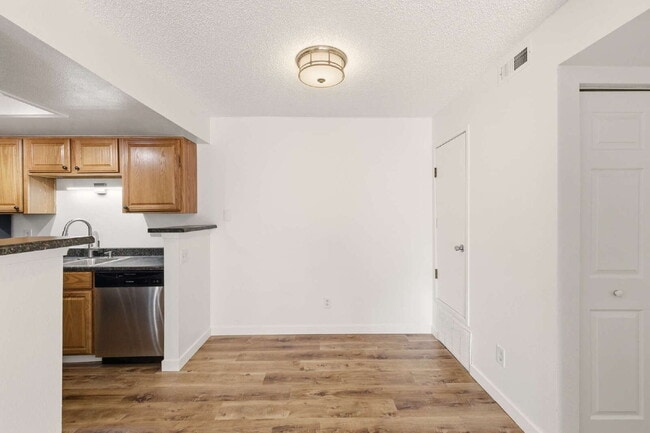 Foto del edificio - Light and Bright 2-Bed 2-Bath Home Available Immediately!