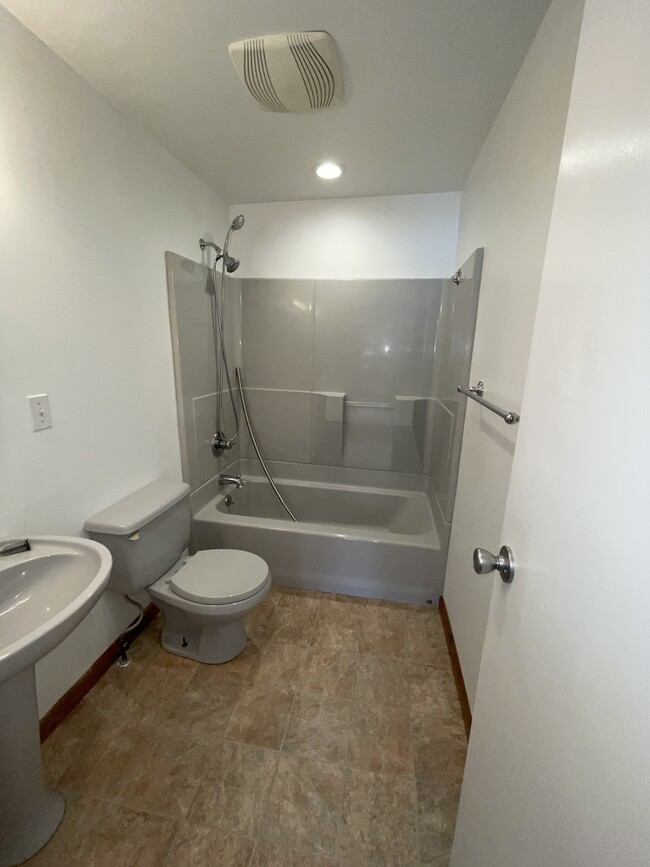 Full bath with shower - 2371 NY-17C