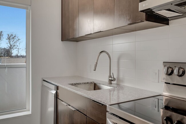 Building Photo - Modern 1 bedroom apartment near Germantown...