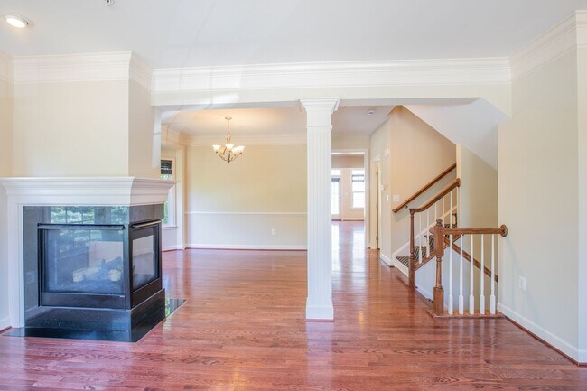 Foto del edificio - Amazing 4 BR/3.5 BA EOG Townhome in Woodst...
