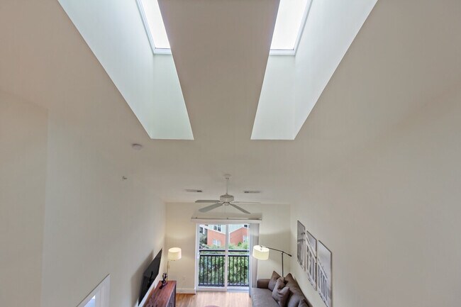 Foto del edificio - 599 John Carlyle St