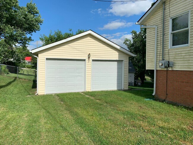 Building Photo - 4 Bedroom 3 Bath House with 2 Car Detached...