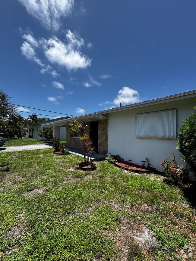 Building Photo - 908 NW 10th Ave