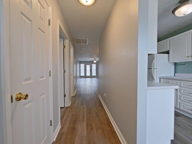 Building Photo - Updated 2 bed-2 bath townhome available NOW