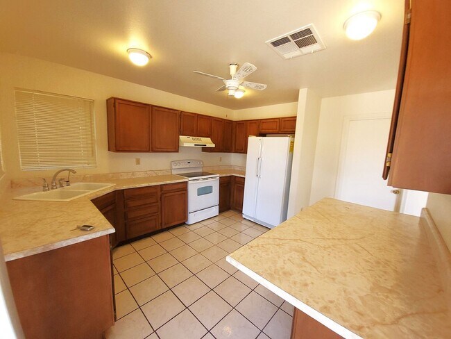 Building Photo - NICE FAMILY HOME IN AHWATUKEE READY TO RENT!