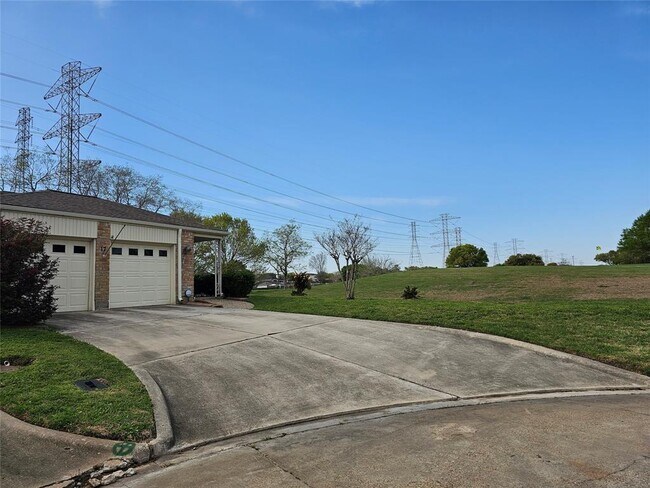 Building Photo - 17 Bendwood Dr