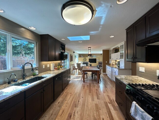 Foto del edificio - Country Living In The City - 3 Bedroom / 2 Bathroom Home on a Large Corner Lot