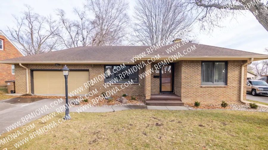 FENCED BACKYARD!! 3 Bedroom, 1.5 Bathroom House for Rent in West Des Moines, IA