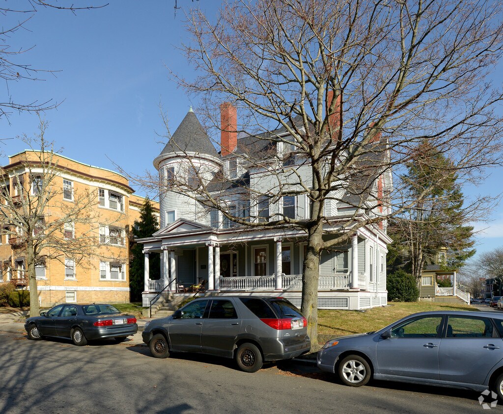 Primary Photo - 140 Cottage St