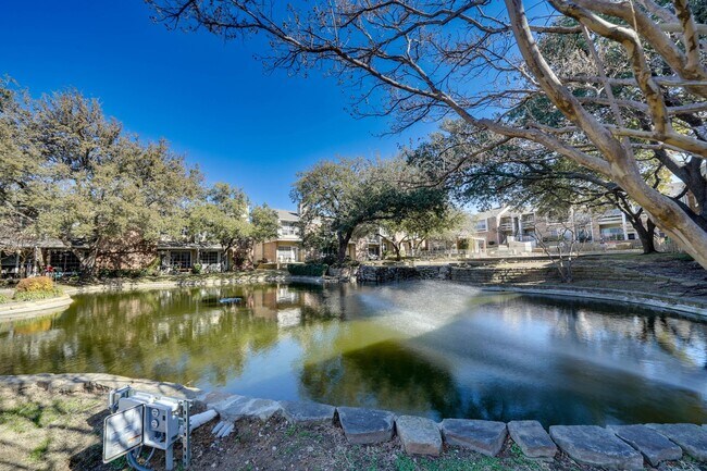 Foto del edificio - 2Bedroom Lakeshore view Condo-Carrollton