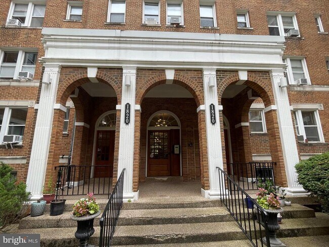 Foto del edificio - 1820 Clydesdale Pl NW