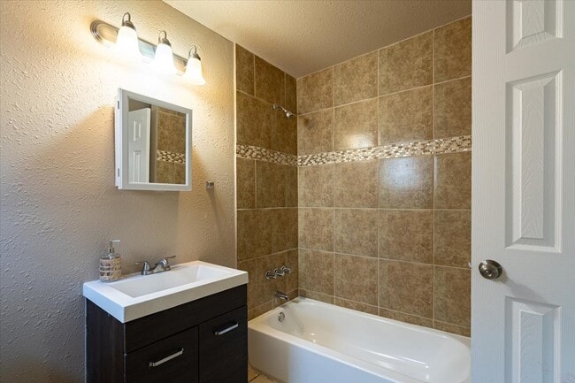 Foto del edificio - 3045 Golfcrest Blvd