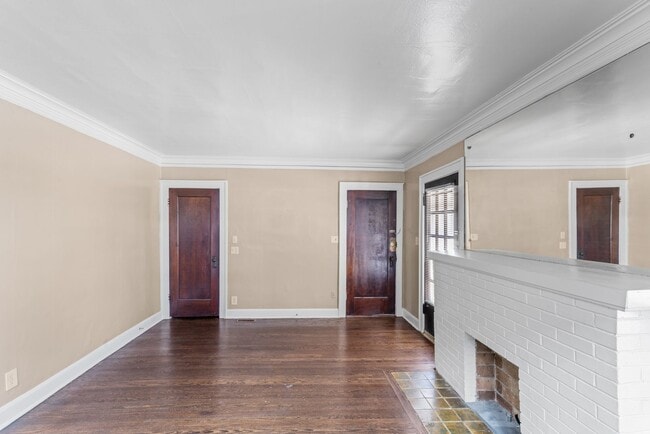 Foto del edificio - Charming 2-Bed Home with Hardwood Floors &...