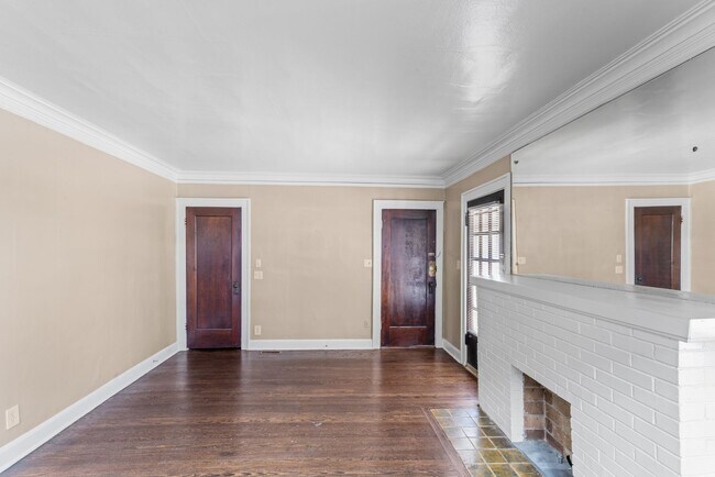 Foto del edificio - Charming 2-Bed Home with Hardwood Floors & Bright, Open Living Spaces!