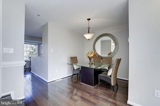 Building Photo - 45084 University Dr